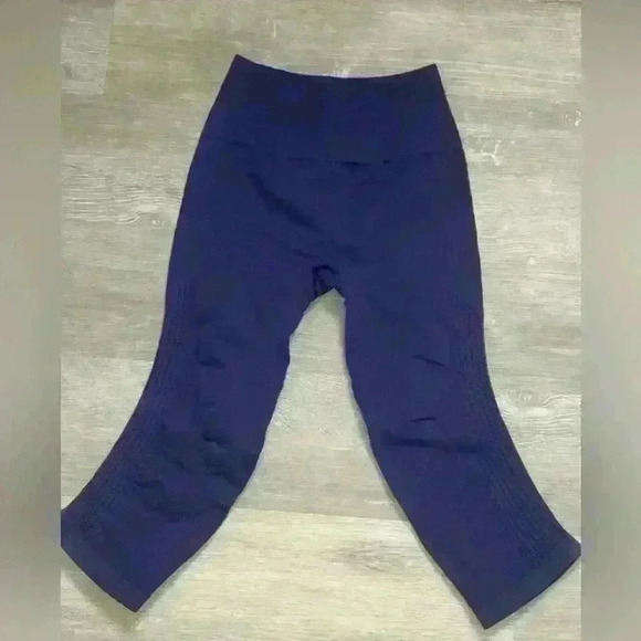 Lululemon in the Flow crop size 4 - Picture 2 of 8